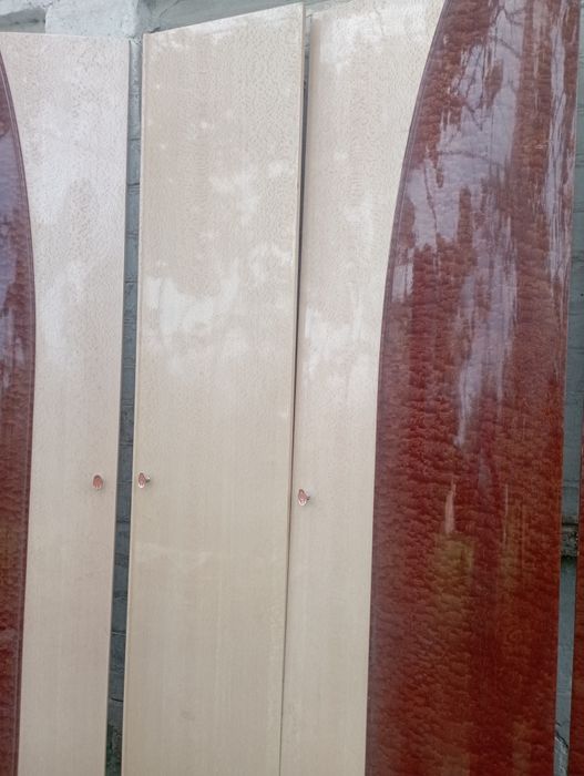 Гардероб  трёхдверный  бока шкафа овальные , размер стандарт.