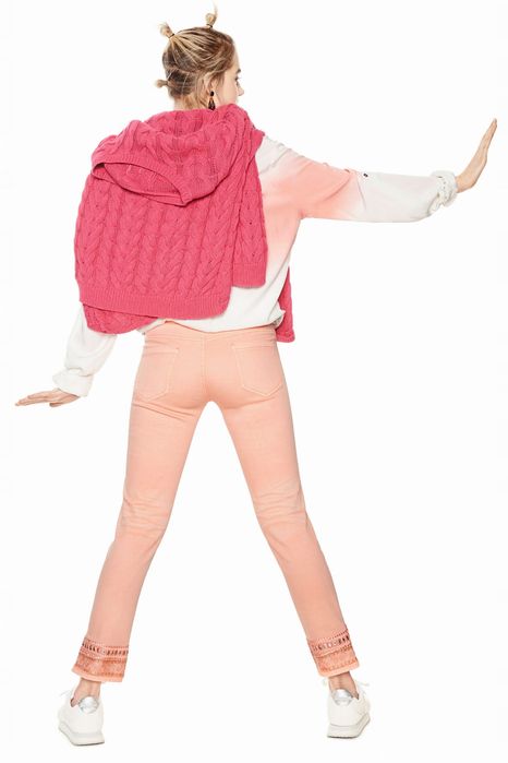 Jeansy rurki łososiowe z haftami DESIGUAL 28