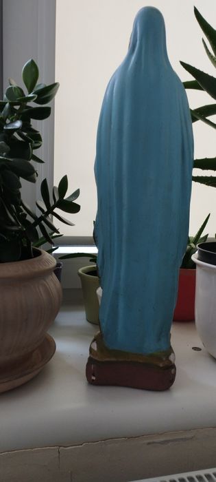Stara figurka Matki Bożej.