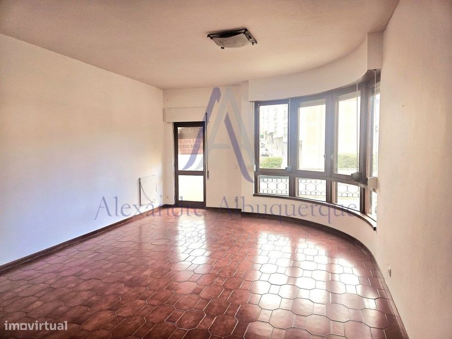 Apartamento T2 com Terraço, Arrecadação e Parqueamento | Sesimbra