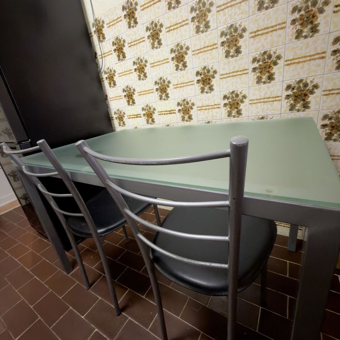 Mesa com tampo de vidro temperado + 4 cadeiras