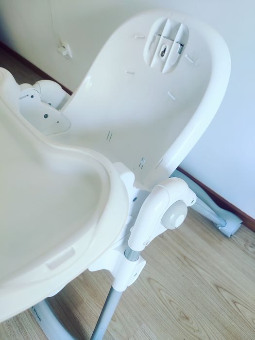 Cadeira de refeição Pierre Cardin 

É usado com sinais de uso. Tem peq