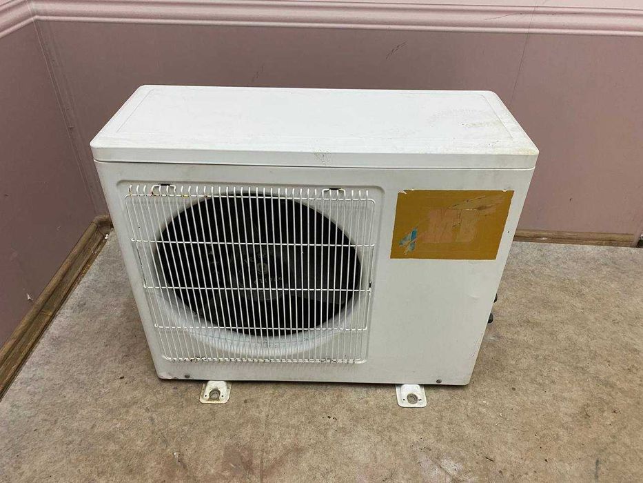 Зовнішній блок кондиціонера midea mb2.6sh-r2 на 25м2. В гарному стані