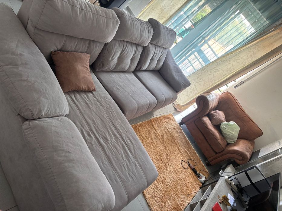 Sofá com chaise longue cinzento (usado)