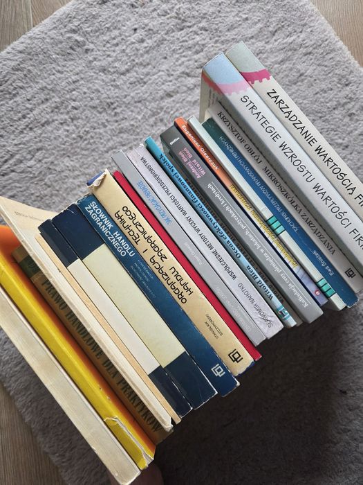 Stan od dobrego po jak nowe. Zestaw książek ekonomia/prawo/finanse 20+ sztuk TANIO
Widoczne ślady czasu, miejscami przyżółcenia i drobne uszkodzenia o