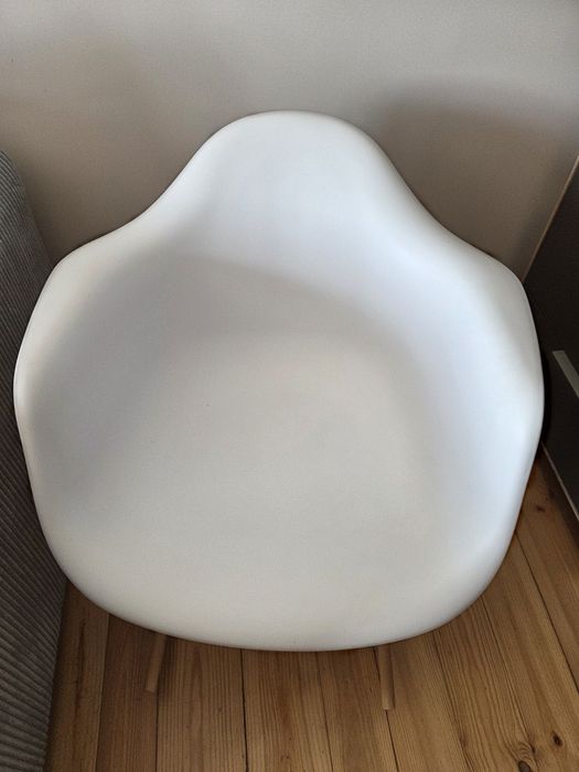 Fotel biały plastikowy bujany drewniane nogi