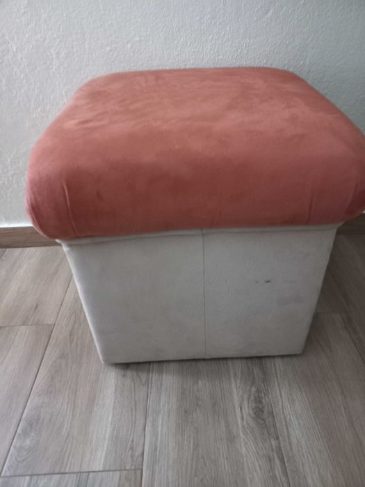 Sofá c/ chaise long e 2 puffs