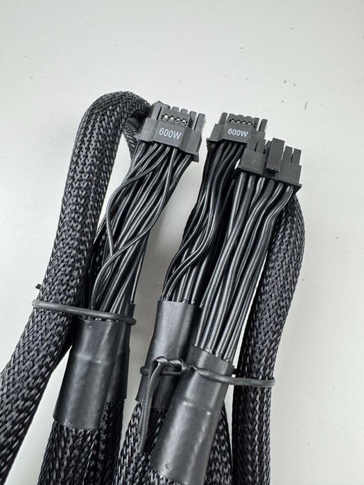 Kabel do zasilacza 12-pin → 12-pin PCIe / PSU – biały / czarny