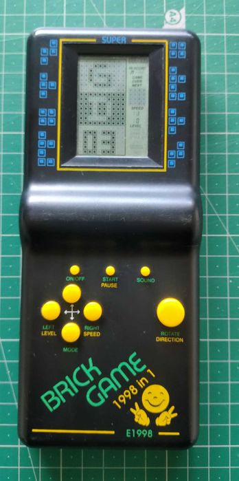 Consola Brick Game 1998 em 1 (E19) – Vintage Anos 90 (Tetris & Snake)