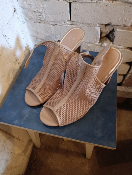 Buty na obcasie beżowe