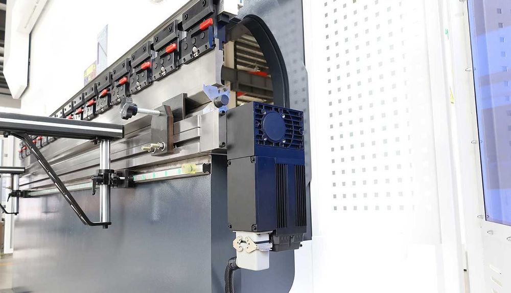 Aktona - hydrauliczna prasa krawędziowa CNC, 63t, 2500 mm.