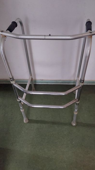 Cadeira de rodas e andarilho articulado