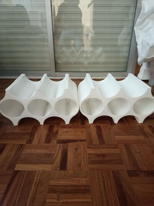 Garrafeiral em plástico branco