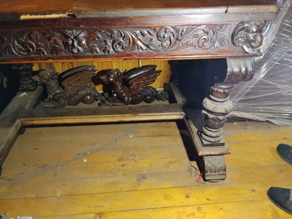 Старинный обеденный стол.