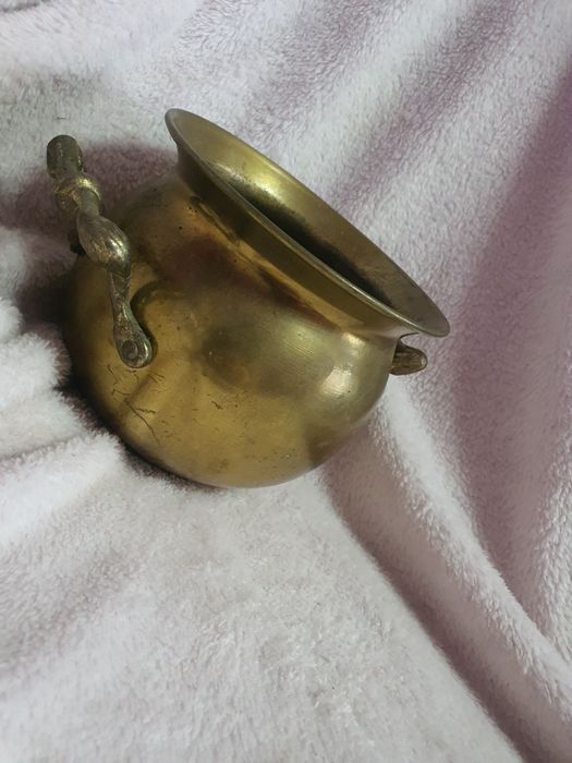 Mosiężna donica na kwiaty