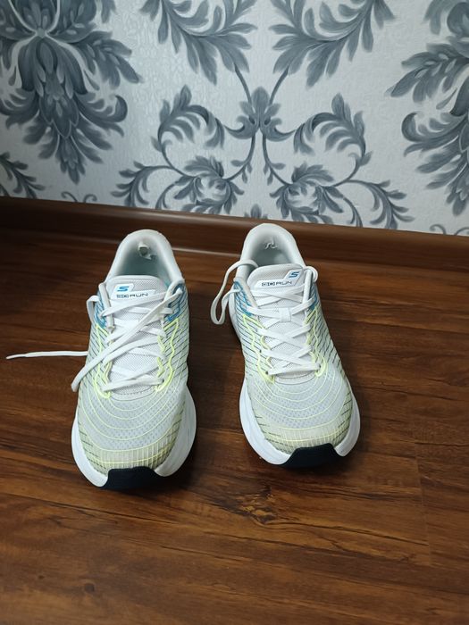 Оригінальні Skechers Slip-ins. Купували за 6000 грн, віддам за 2500 грн. Стан добрий, є незначний нюанс — потертості на задниках. OLX-доставка.