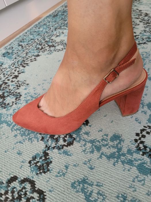 Czółenka na słupku GRACELAND