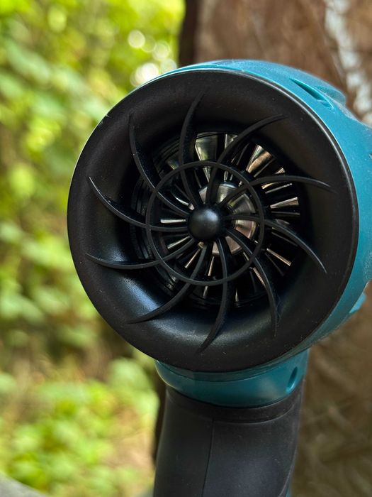 Nowa Poręczna Dmuchawa Na Baterię BOSCH 18V - Film Prezentujący