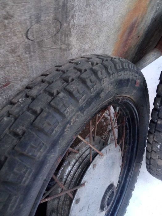 Мотошина і колеса