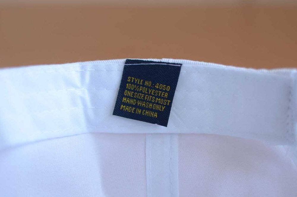 Бейсболка белая с логотипом американской компании унисекс