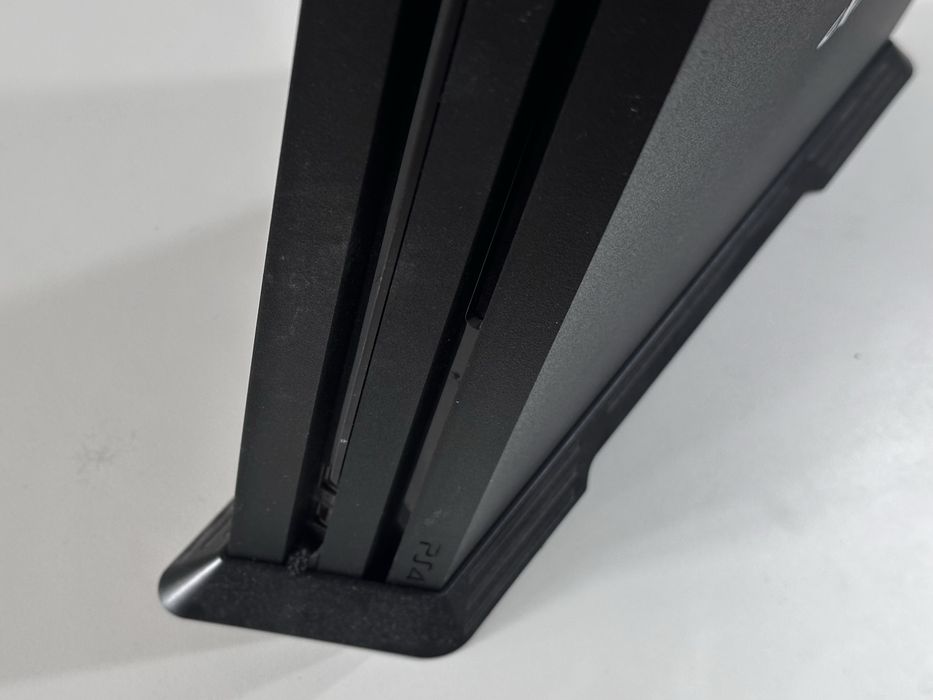 Sony PlayStation 4 PRO + 2 pady