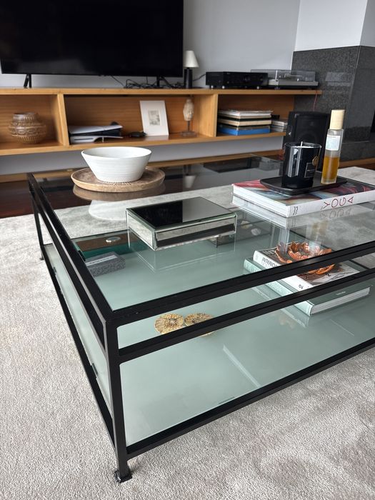 Mesa de centro quadrada em ferro preto com dois tampos em vidro.