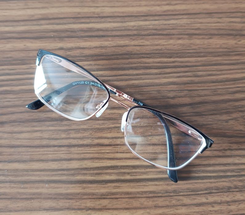 Okulary korekcyjne damskie, R -1, L -0,75, używane