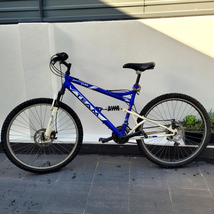 2 bicicletas, uma btt e uma dirt bike