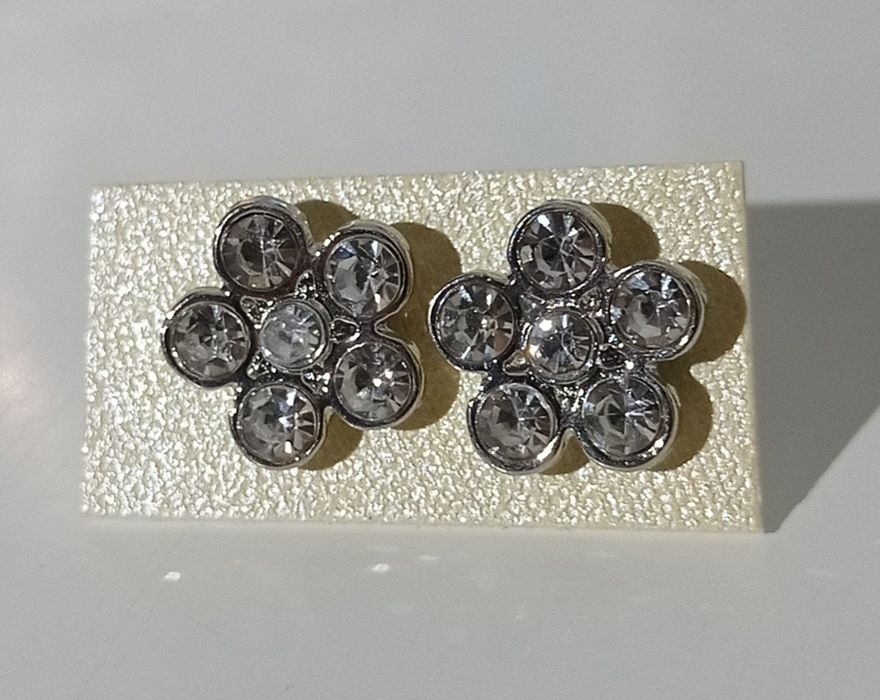 Nowe kolczyki srebrne kwiatki z diamencikami ze stali nierdzewnej