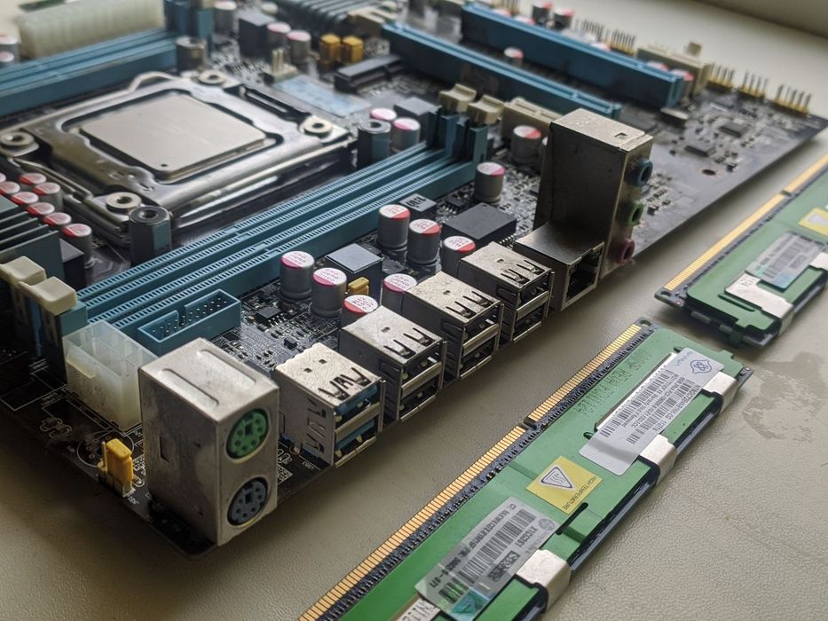 Б.у. комплект материнская плата Huanan X79+Xeon E5-1650 v2+32 gb ddr3
