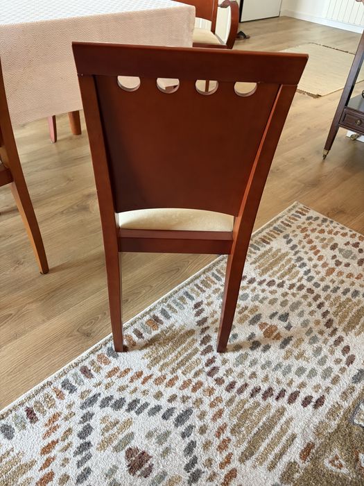 Mesa de jantar extensivel, 4 cadeiras e 2 cadeirōes