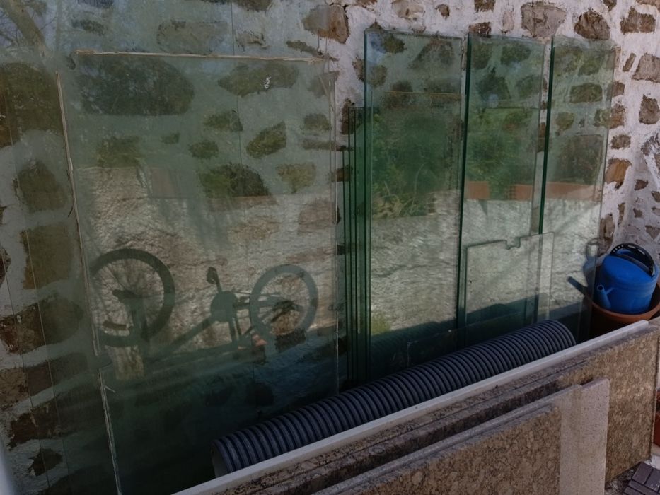 Pedras mármore p cozinha e vidros de loja