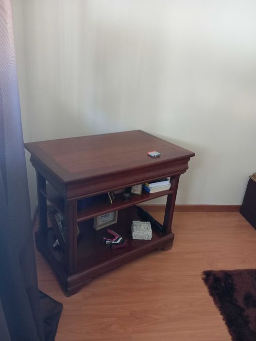 Mesa para televisão em cerejeira