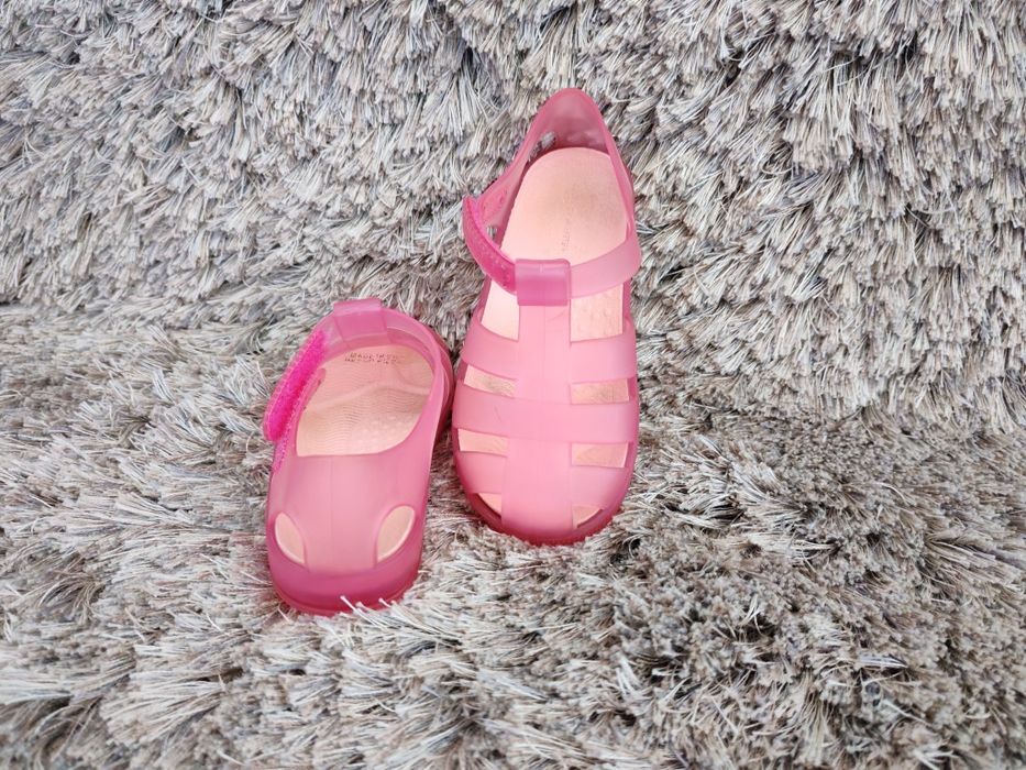 Sandálias de menina cor de rosa