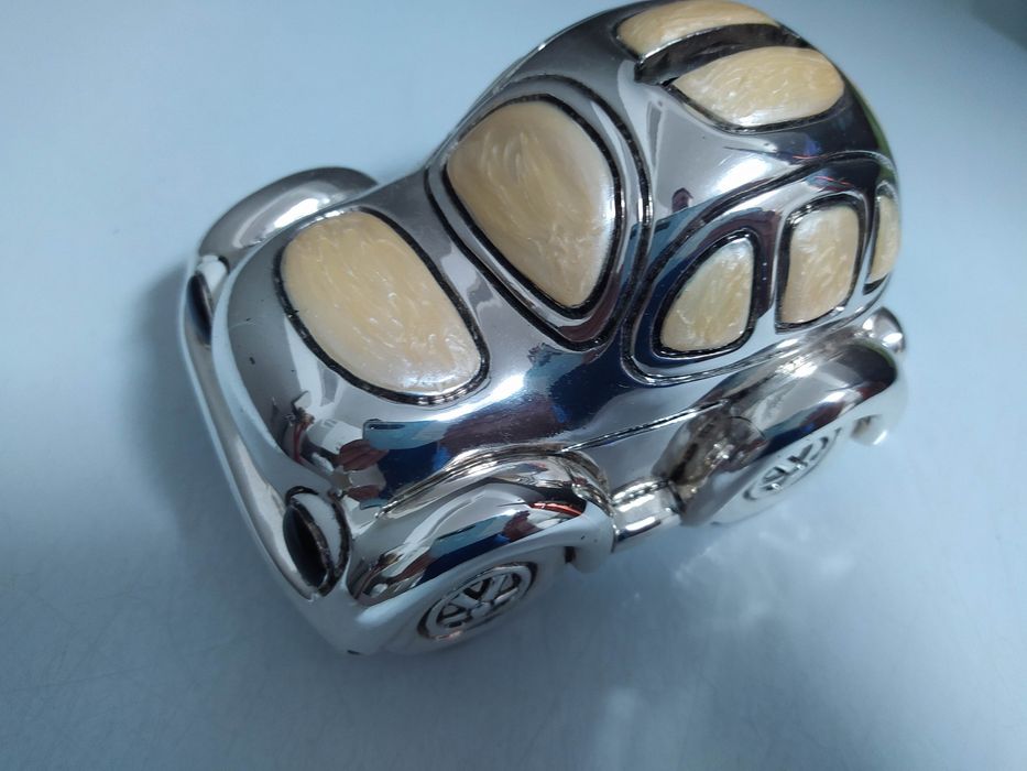 Mealheiro em formato carro