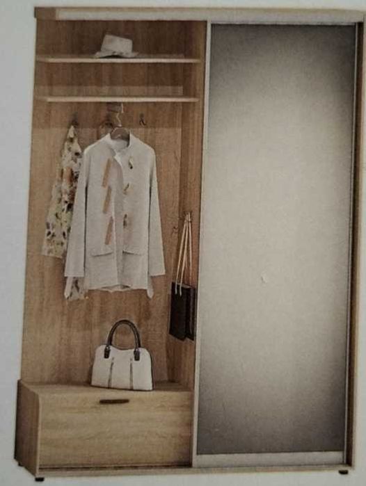 Прихожа з шафою та дзеркалом