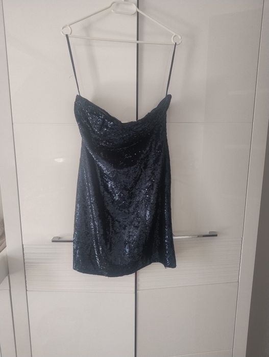 Sukienka zdobiona cekinami