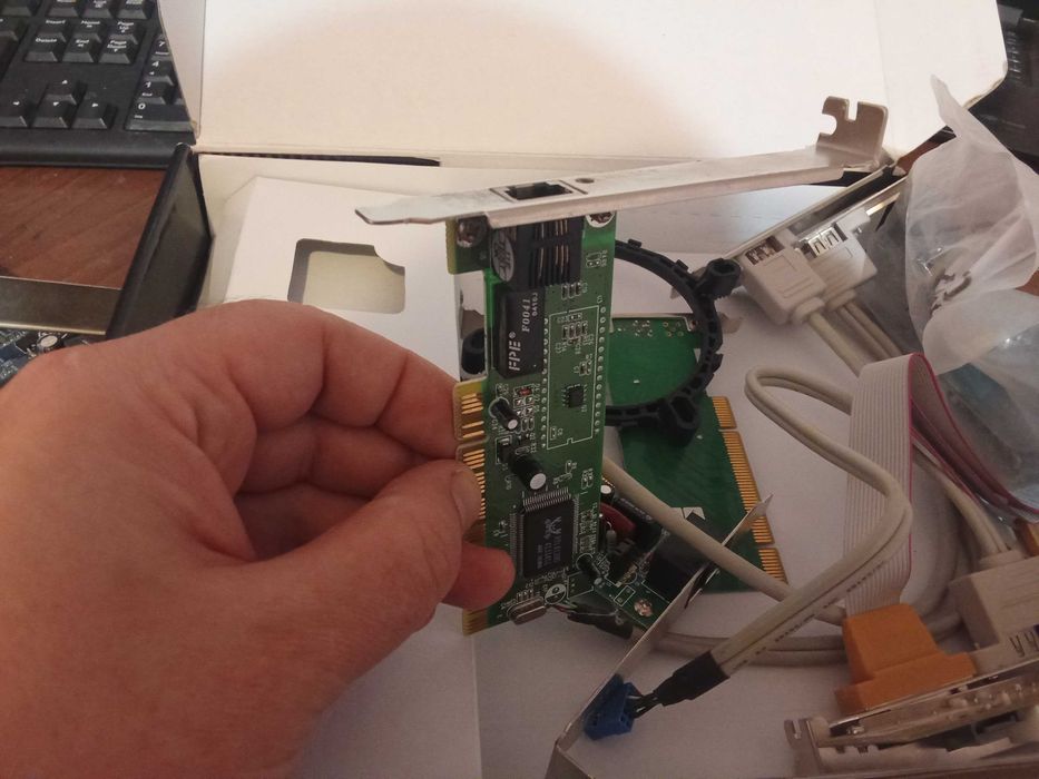 комплект відеокарта, звукові карти, мережеві карти шнурки