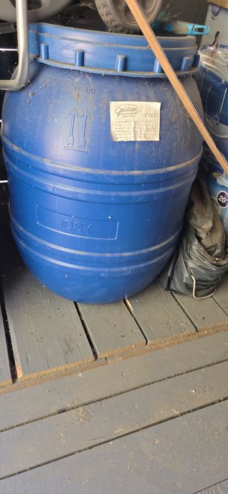 3 beczki plastikowe  z pokrywą