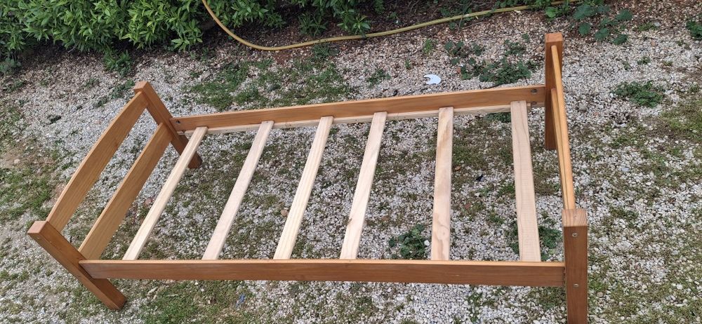 Camas(2unidades) de pinho em bom estado.