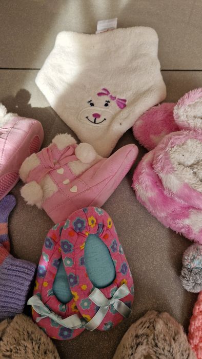 Zestaw rekawiczek, bucikow, opasek dla dziewczynki