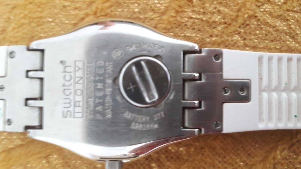 Relógio com 2 braceletes e brilhantes