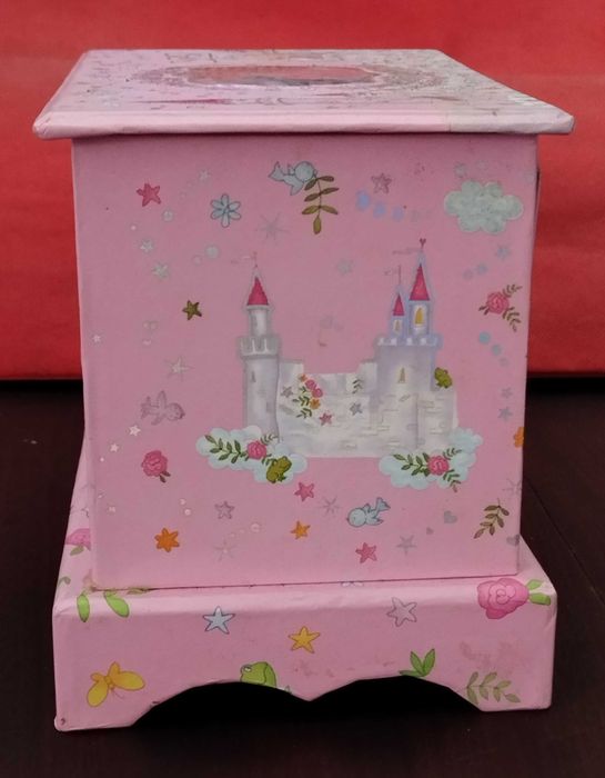 Cómoda de casa de bonecas, brinquedo de menina.