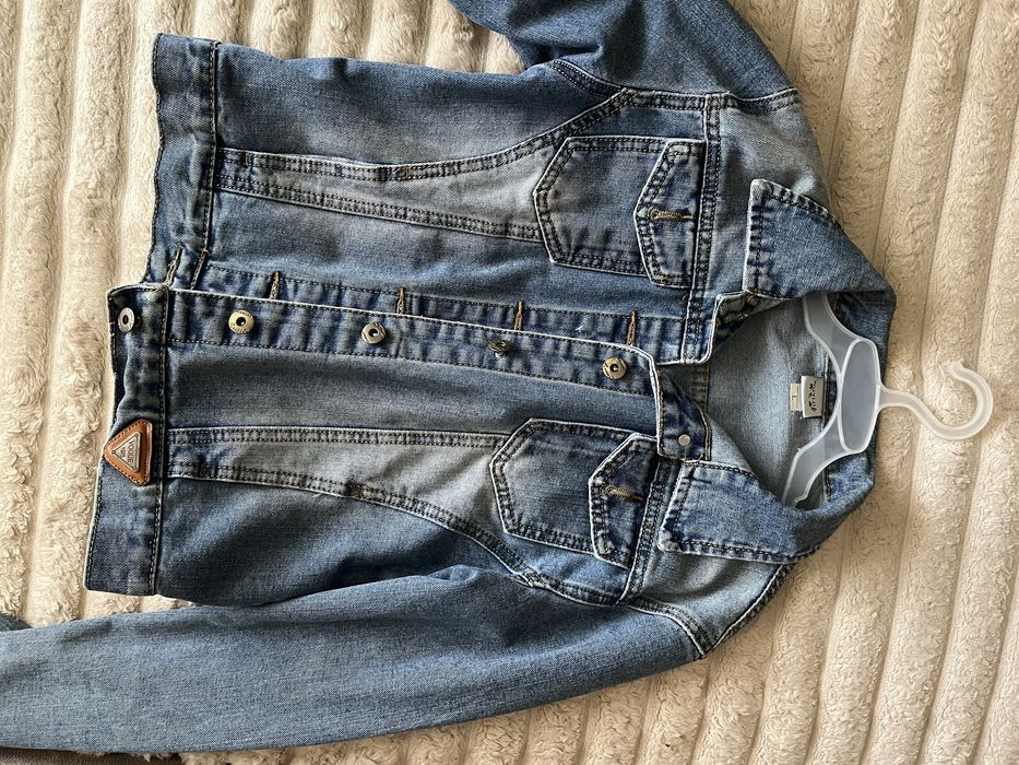 Джинсовка синього кольору