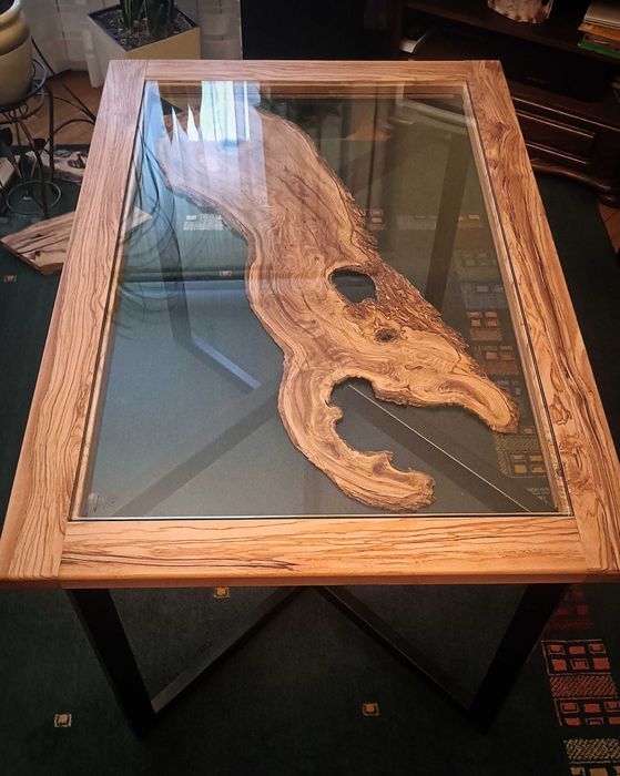 Stół z drewna oliwnego