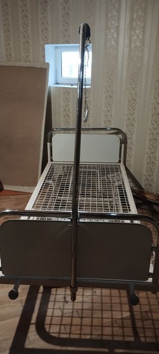 Продам речі.Медичне ліжко .Милиці і ходунки.