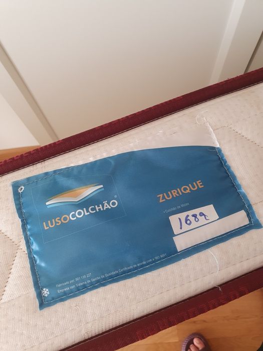 Cama de ferro restaurada com estrado e colchão