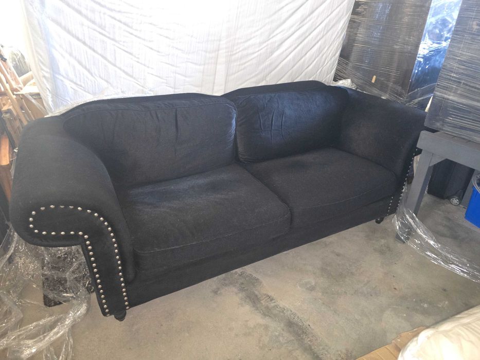 Sofá Chesterfield em veludo preto (2 lugares) – Excelente estado!