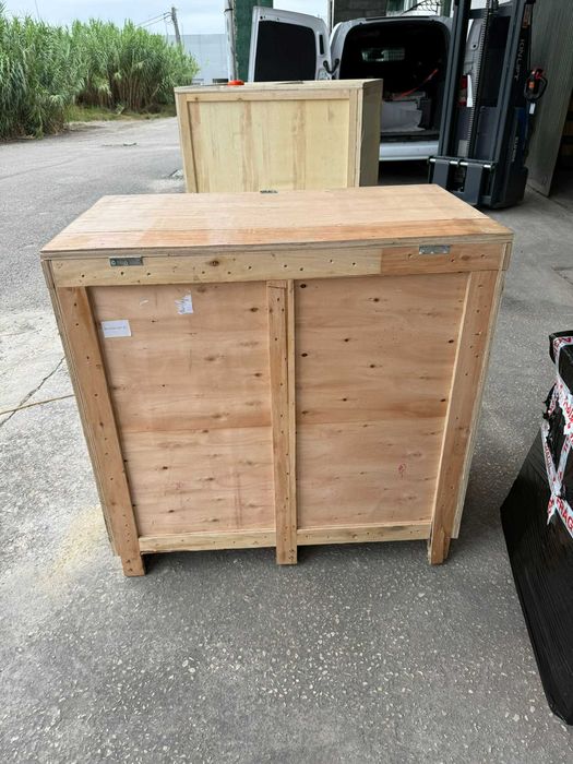 Vendo caixa de madeira paletizada - De média dimensão