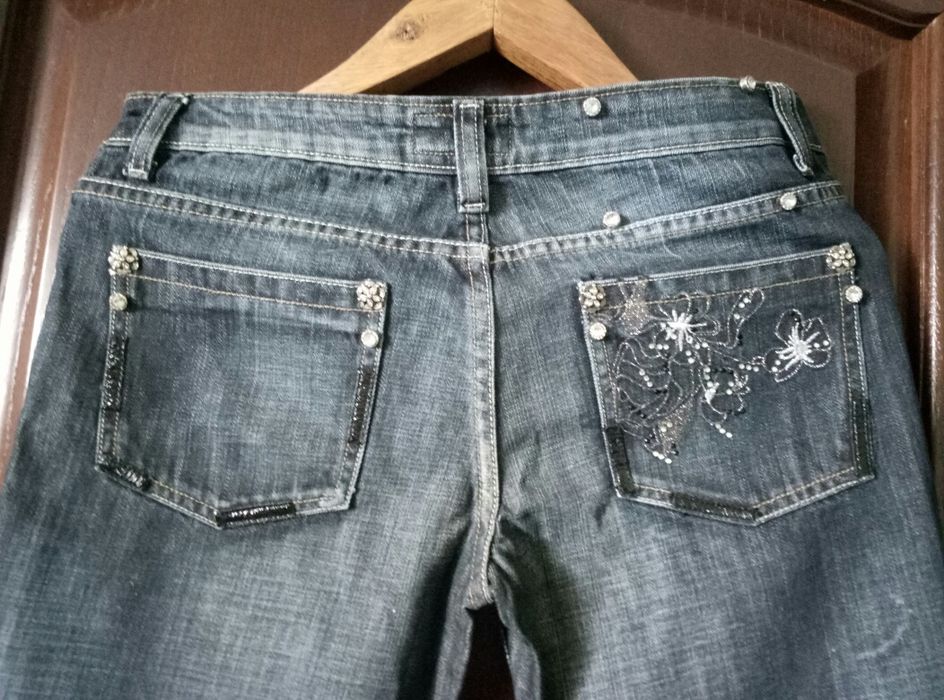 Продам классические женские новые джинсы цвета аквамарин. Недорого！